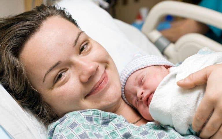 DIY Postpartum Kit for New Moms (bonus free postpartum care checklist)!
